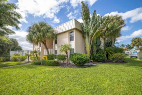 The Village breeze - 2 units, 4BR, 4Bath, Pool, Beach- Siesta Village Living!